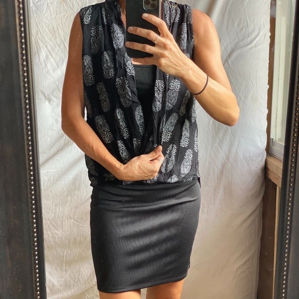 BLACK SLEEVELESS ISLAND BLOUSE SIZE S/M